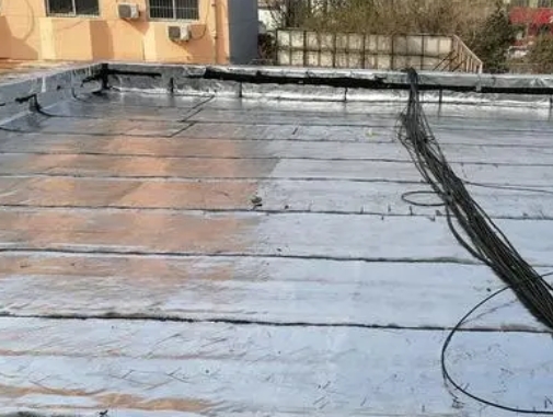 双滦卫生间漏水维修公司分享下双滦屋面楼顶防水刚性防水层施工要点。